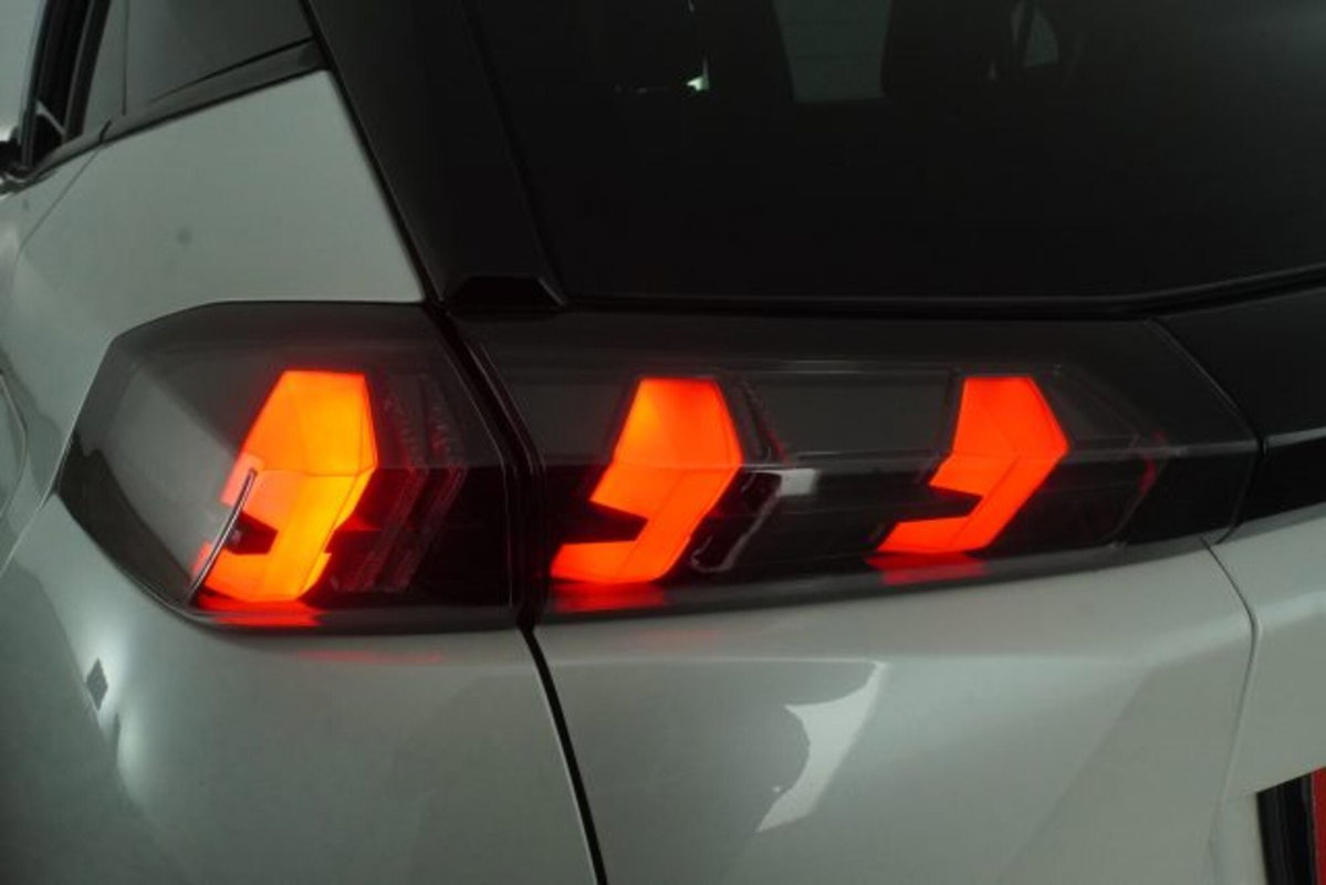 Peugeot 2008 PureTech 100 S&S Allure Pack (18)