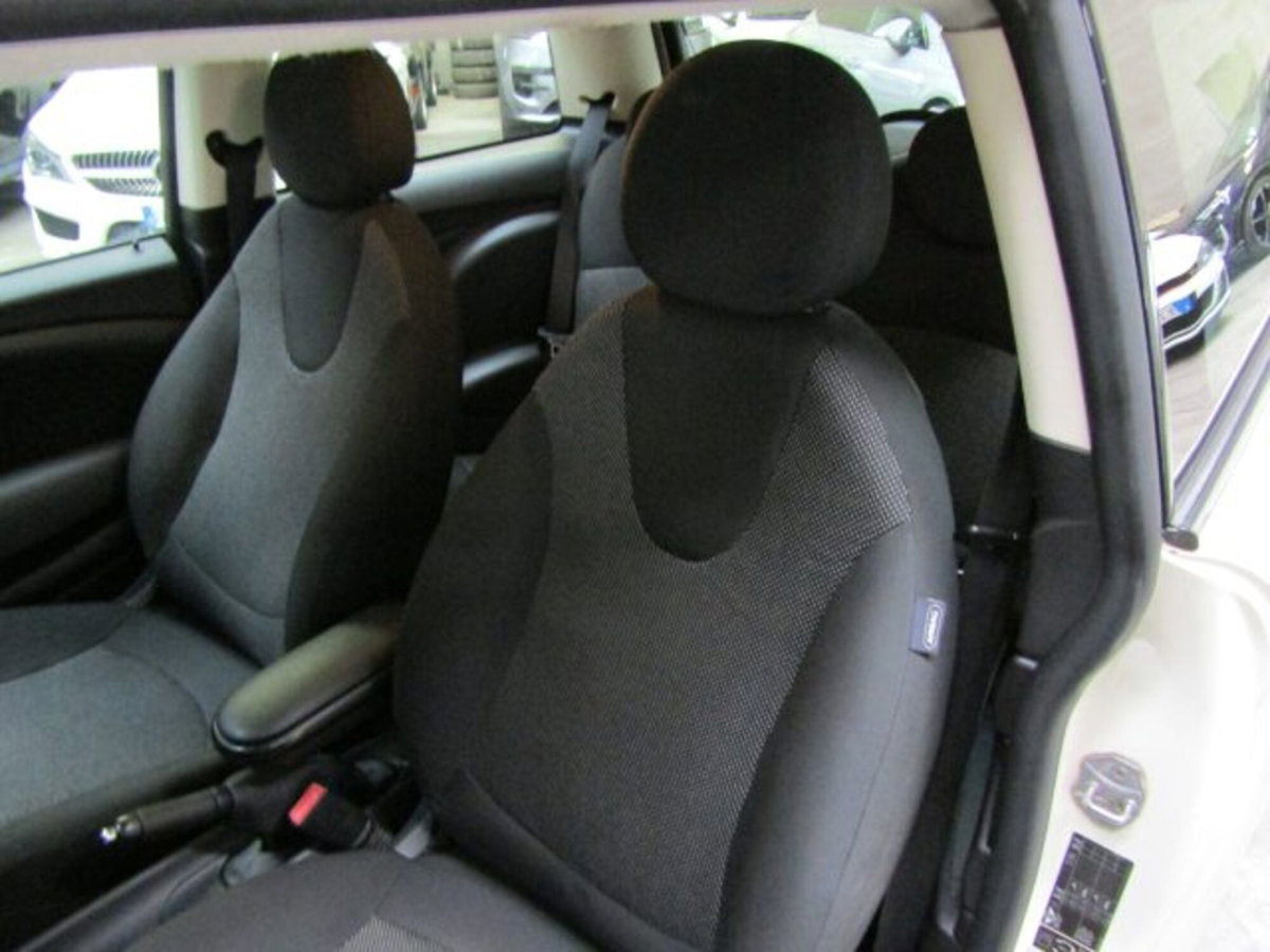 MINI Mini 1.6 16V Cooper D (10)