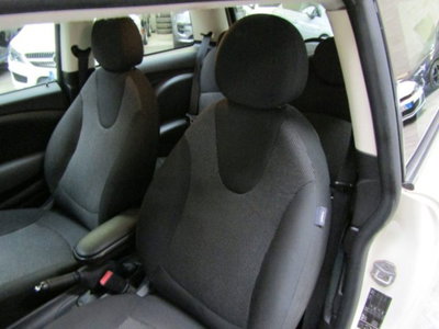 MINI Mini 1.6 16V Cooper D (10)