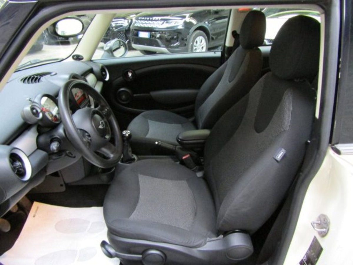 MINI Mini 1.6 16V Cooper D (8)