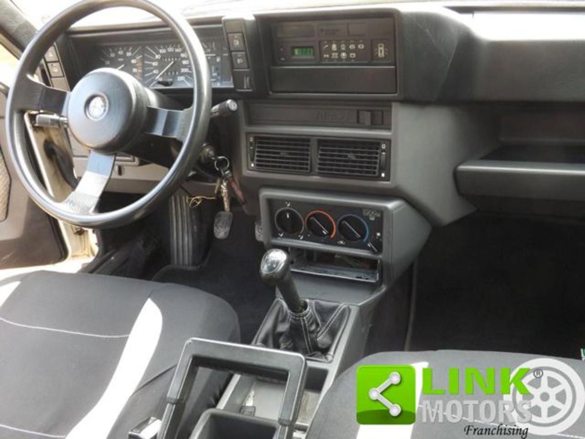Alfa Romeo 75 2.0 (14)