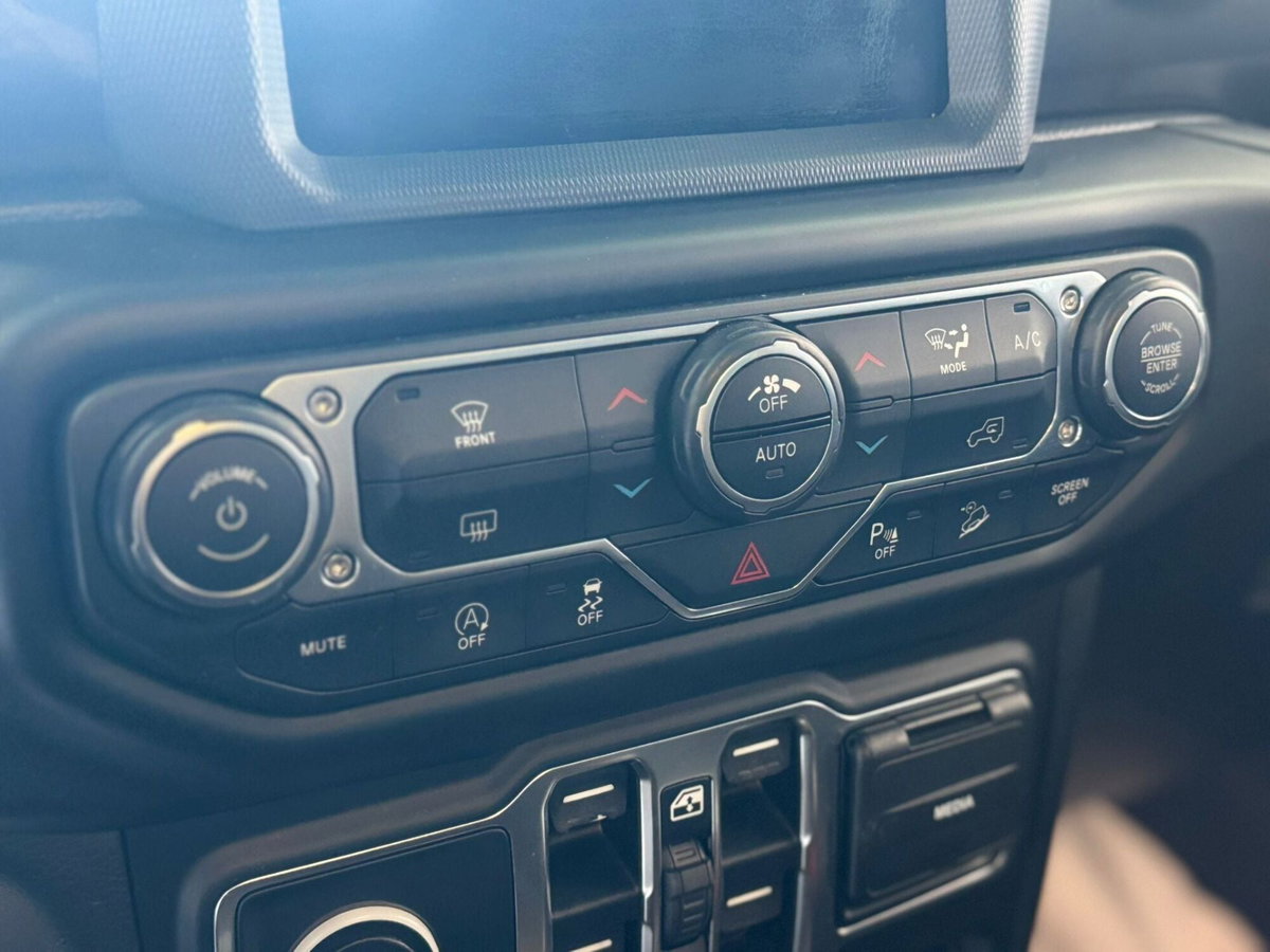Jeep Wrangler Unlimited 2.2 Mjt II Sahara (12)