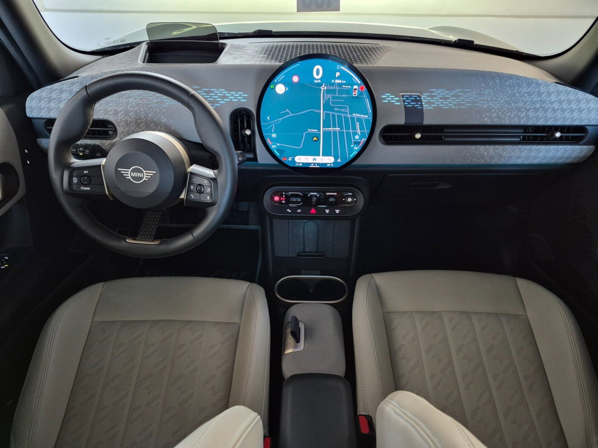 MINI Mini 5p 1.5 C Favoured auto (2)