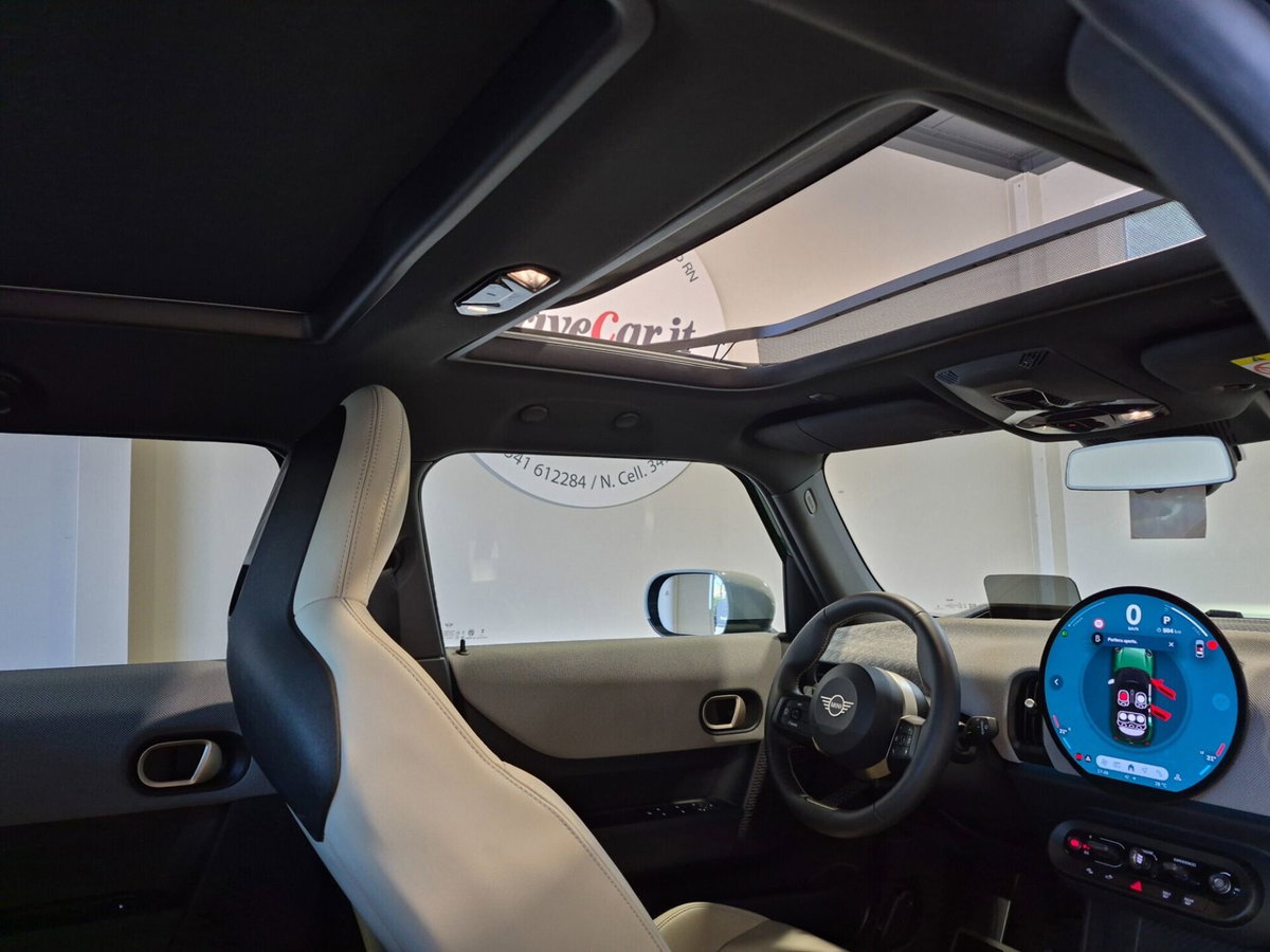 MINI Mini 5p 1.5 C Favoured auto (3)
