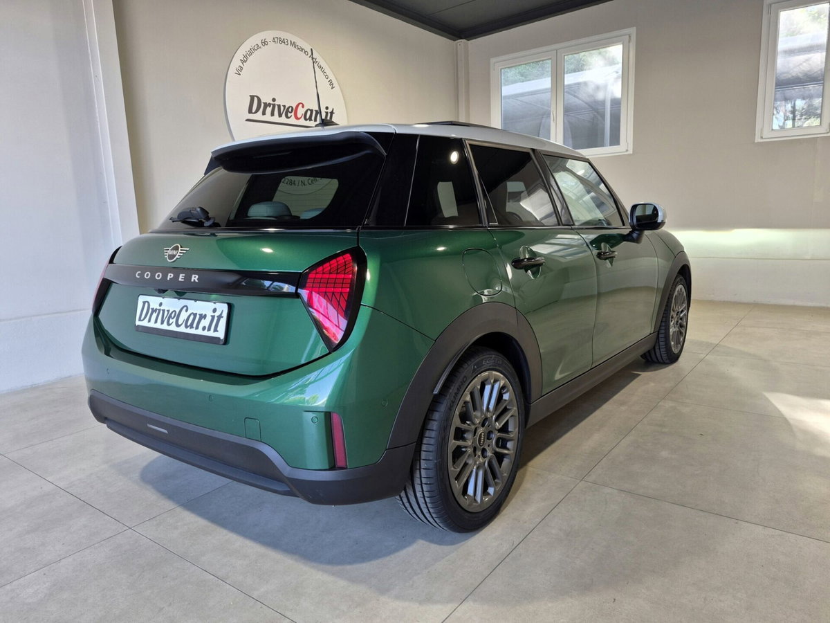 MINI Mini 5p 1.5 C Favoured auto (9)