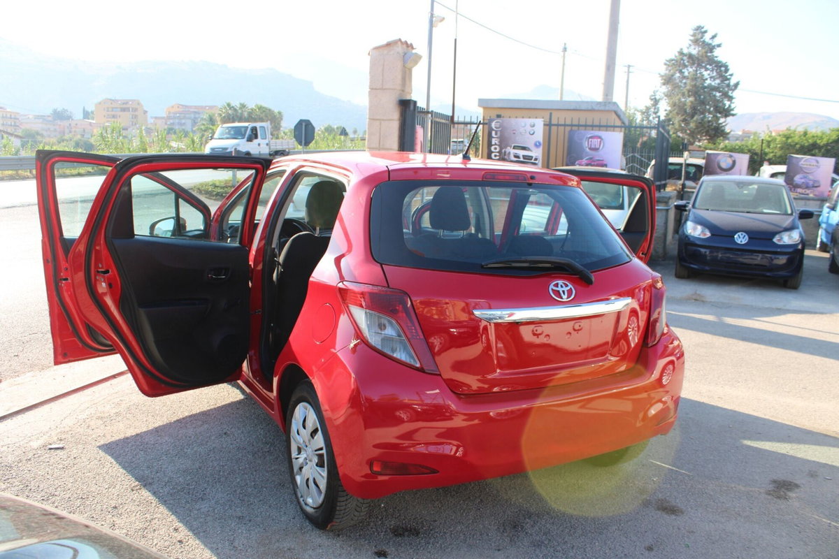 Toyota Yaris 1.D-4D DPF 5 porte (11)
