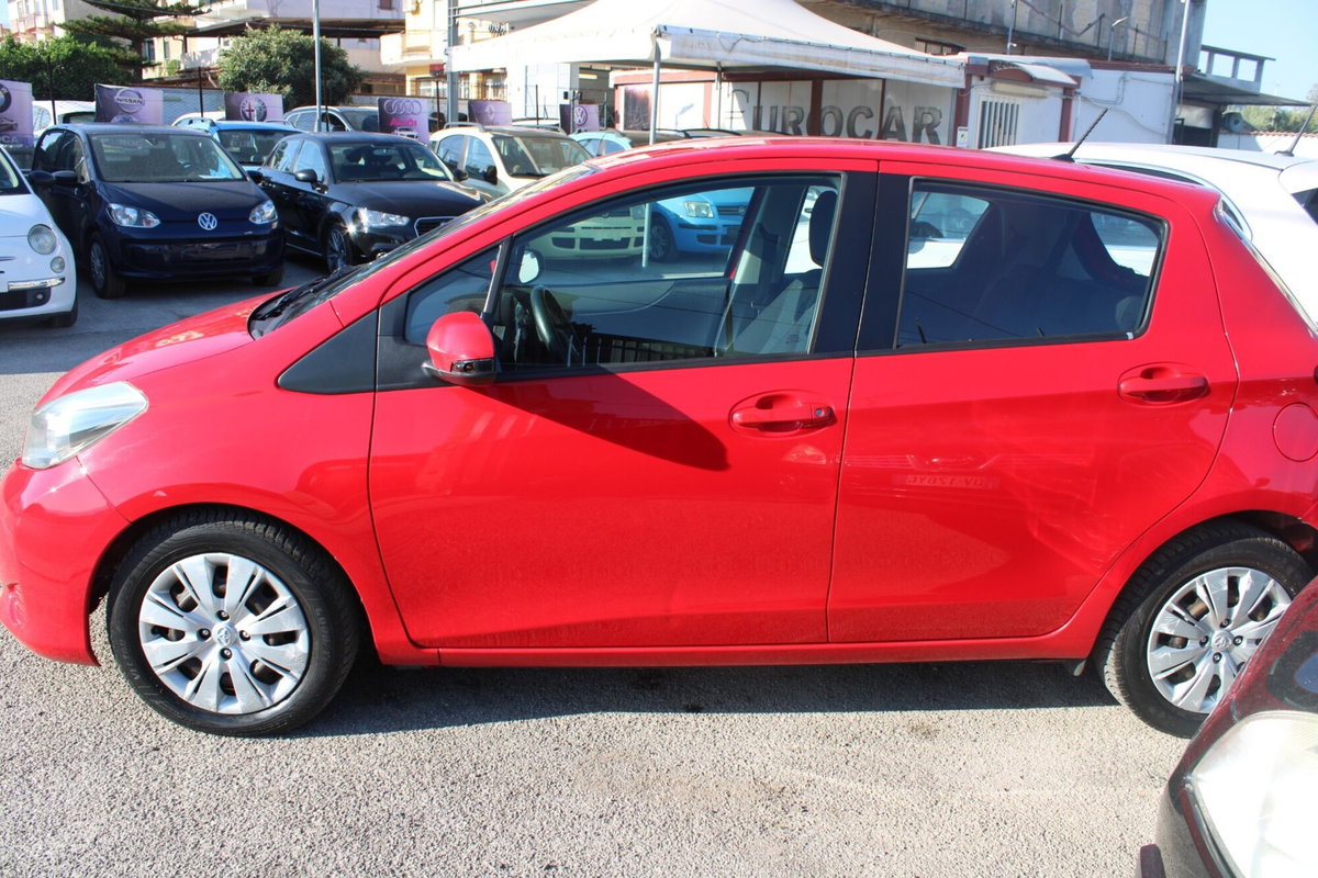 Toyota Yaris 1.D-4D DPF 5 porte (4)