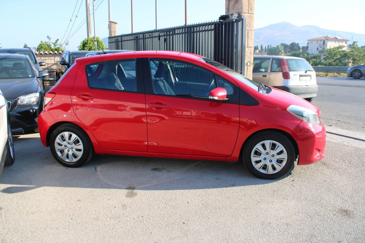 Toyota Yaris 1.D-4D DPF 5 porte (6)