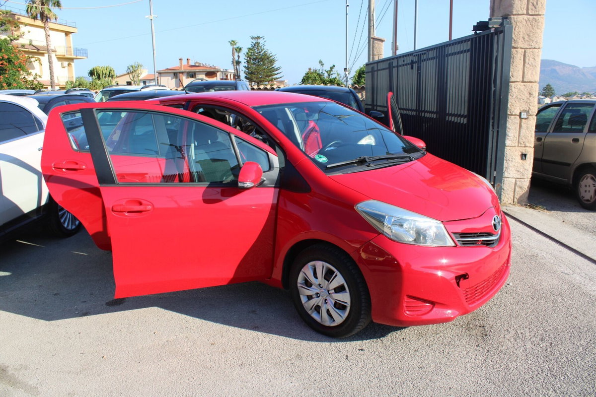 Toyota Yaris 1.D-4D DPF 5 porte (8)