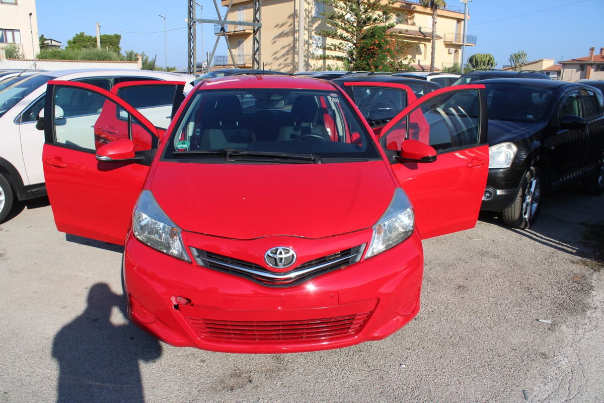 Toyota Yaris 1.D-4D DPF 5 porte (9)