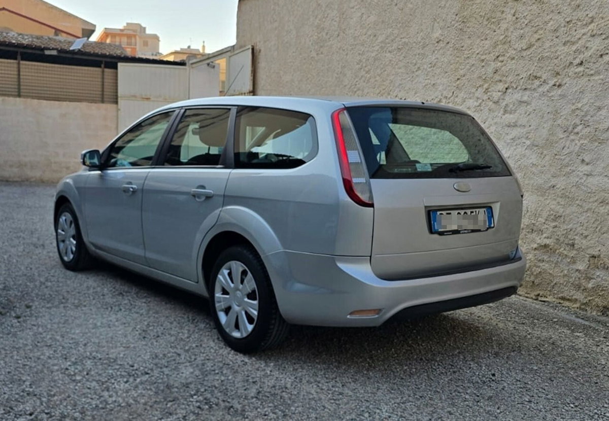Ford Focus Station Wagon 2.0 TDCi Powershift SW Ikon DPF (4)