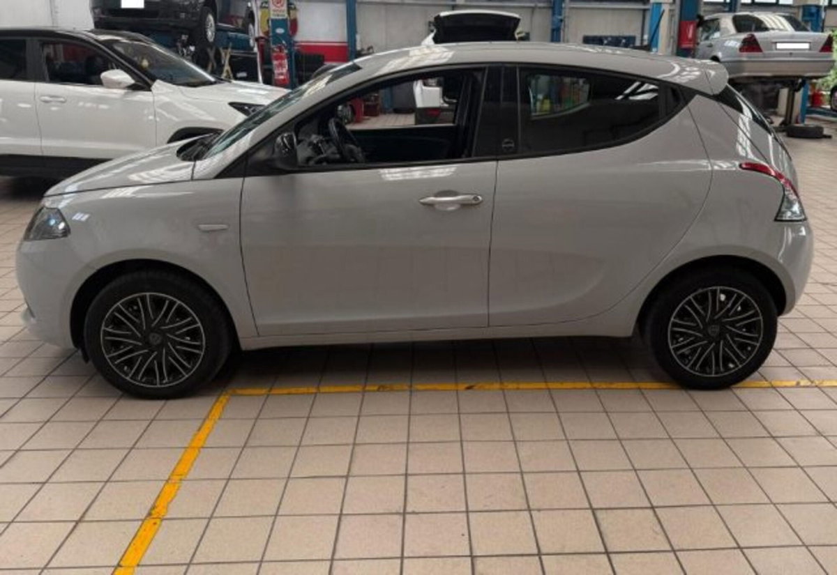 Lancia Ypsilon 1.0 FireFly 5 porte S&S Hybrid Ecochic Gold (4)