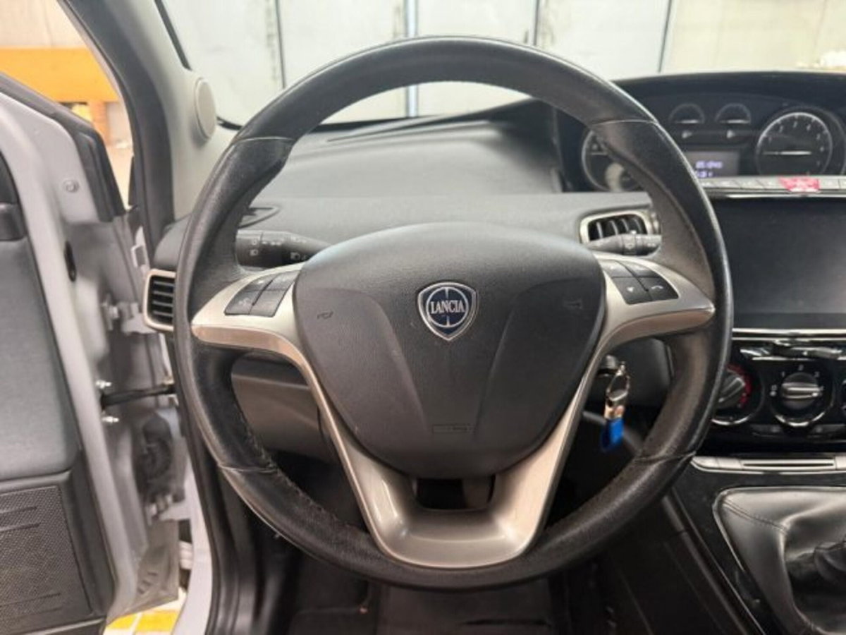 Lancia Ypsilon 1.0 FireFly 5 porte S&S Hybrid Ecochic Gold (8)