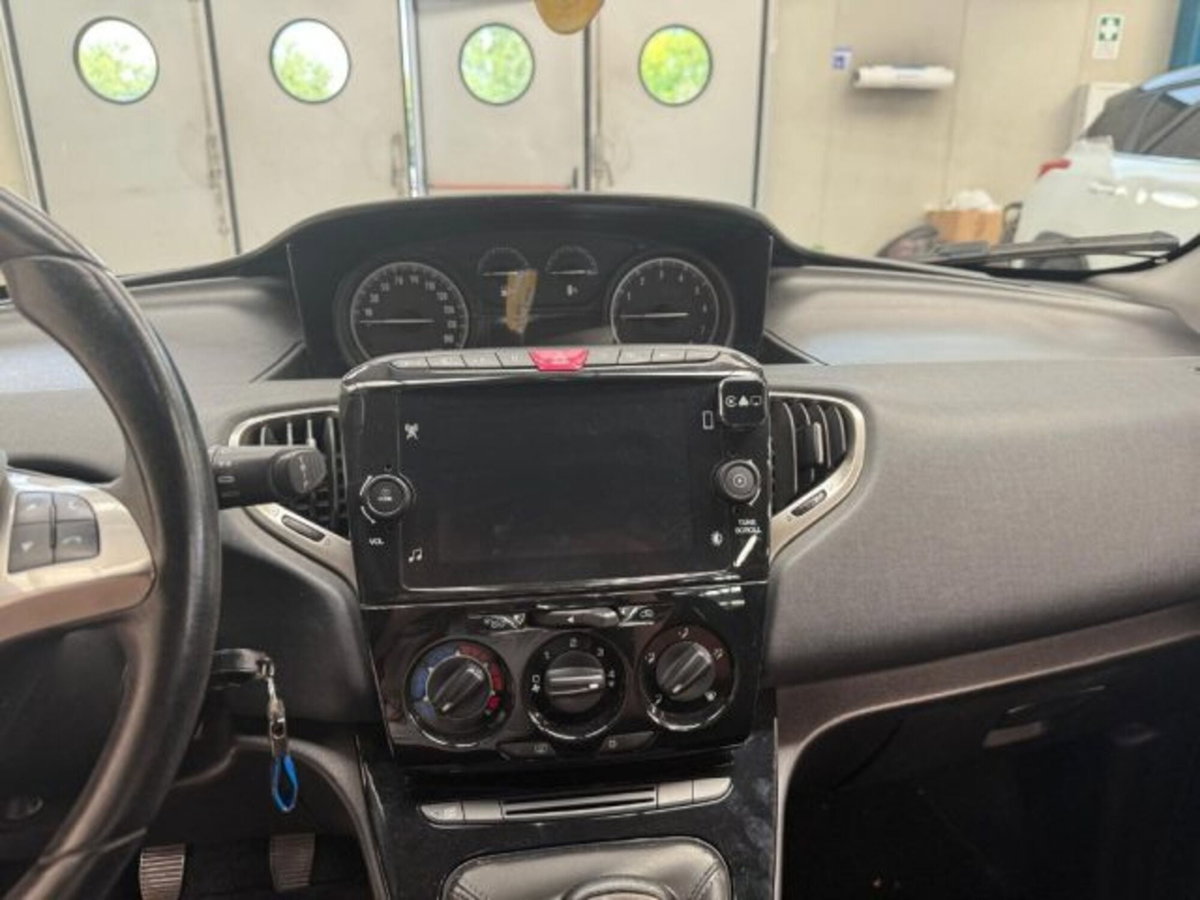 Lancia Ypsilon 1.0 FireFly 5 porte S&S Hybrid Ecochic Gold (9)