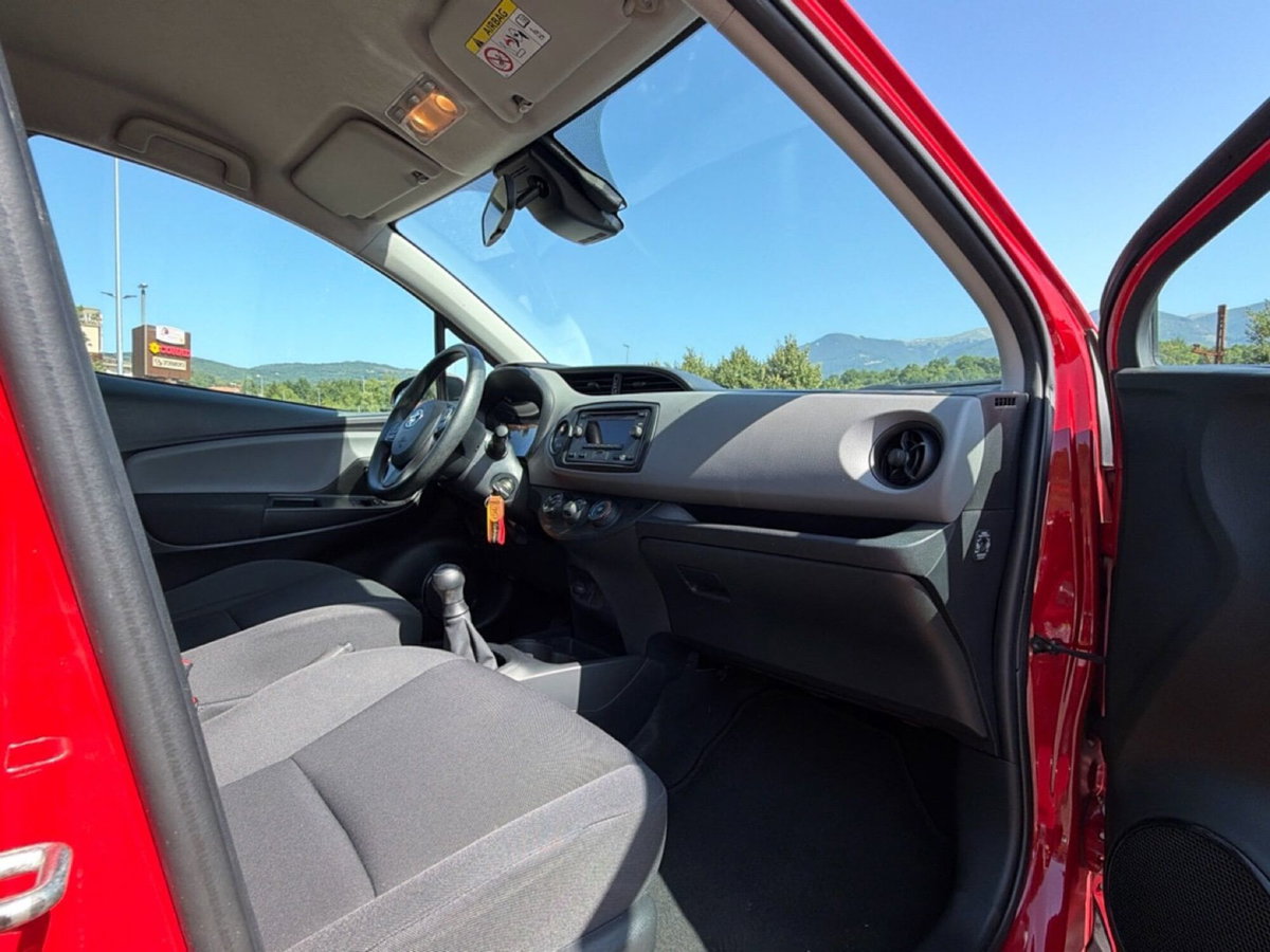 Toyota Yaris 1.0 5 porte Active (10)
