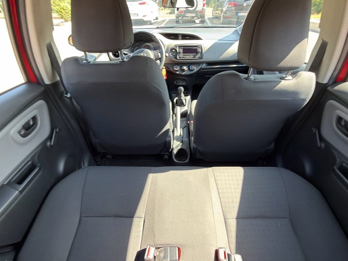 Toyota Yaris 1.0 5 porte Active (11)