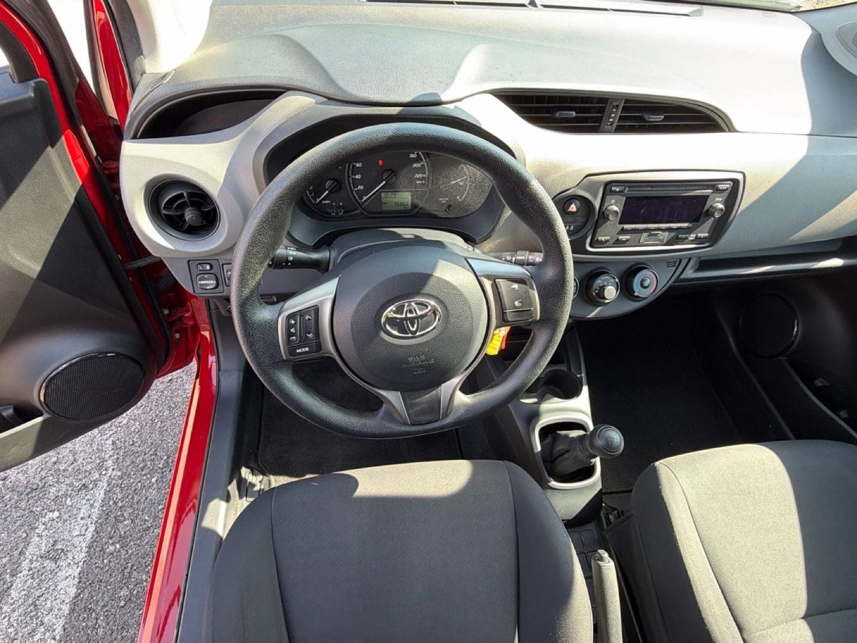 Toyota Yaris 1.0 5 porte Active (12)