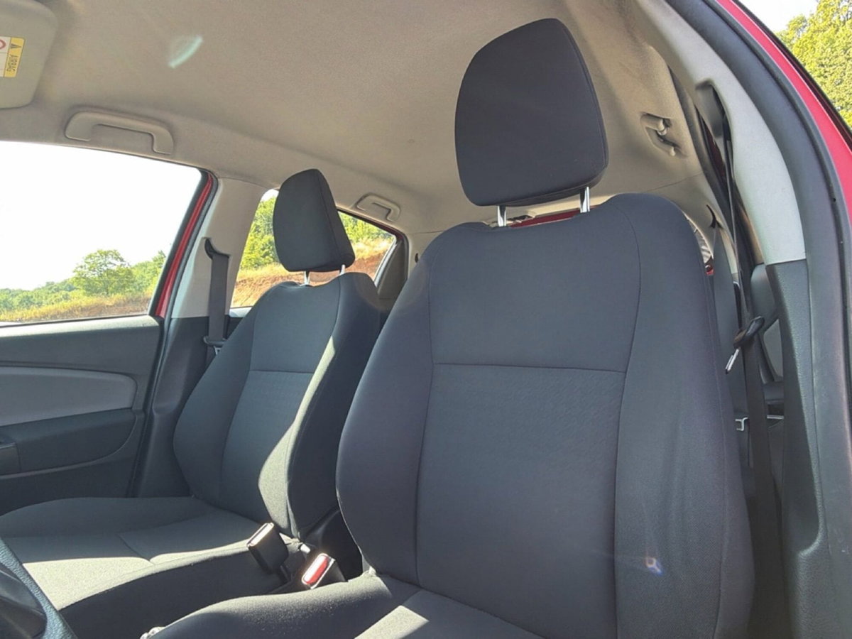 Toyota Yaris 1.0 5 porte Active (13)