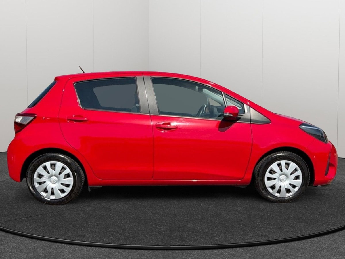 Toyota Yaris 1.0 5 porte Active (7)