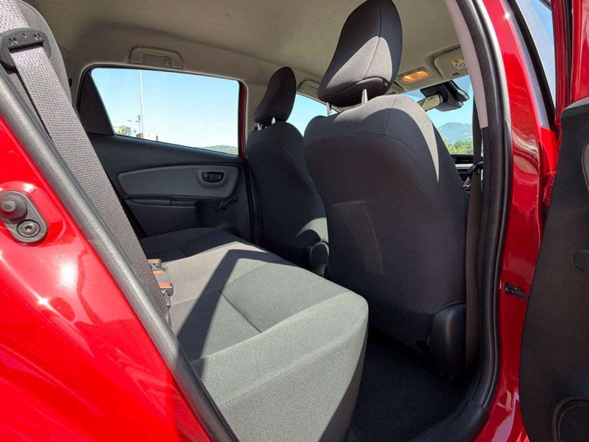Toyota Yaris 1.0 5 porte Active (9)