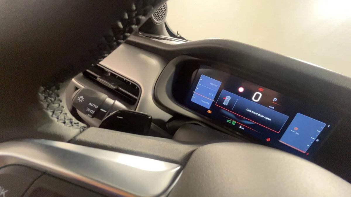 Jeep Avenger 1.2 turbo e-hybrid mhev Summit fwd 110cv edct6 (13)