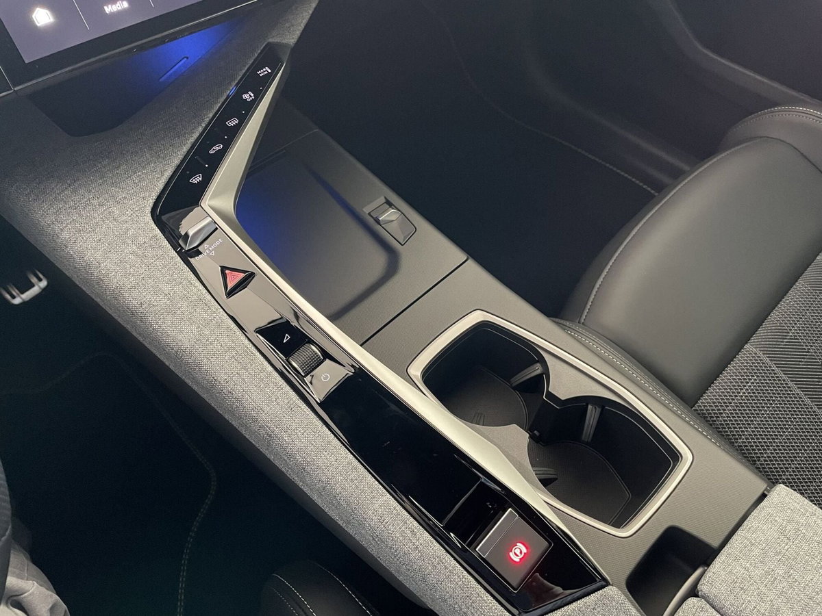 Peugeot 3008 1.2 hybrid GT Exclusive 145cv e-dcs6 (15)
