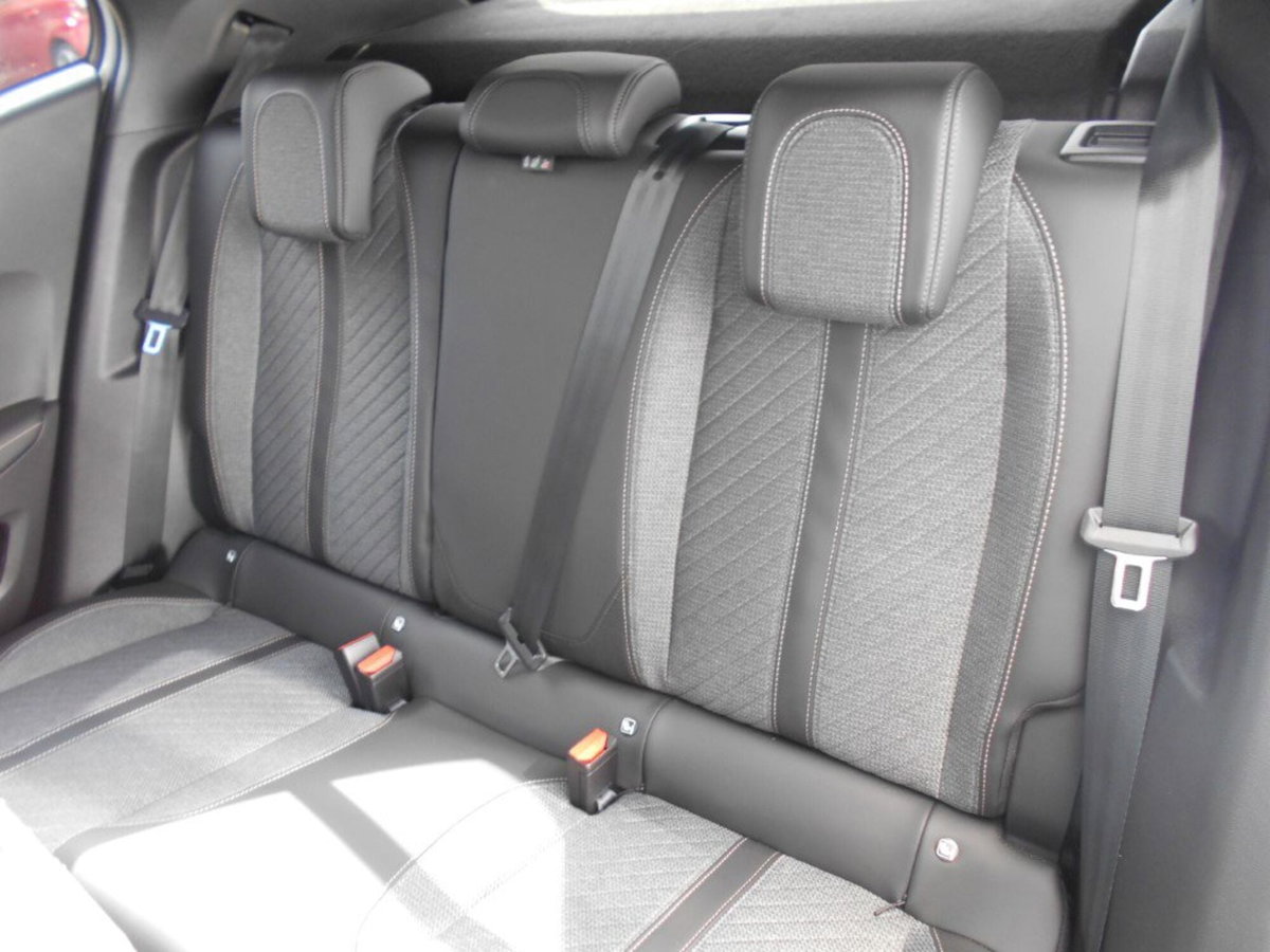 Peugeot 2008 PureTech 100 S&S Allure (12)