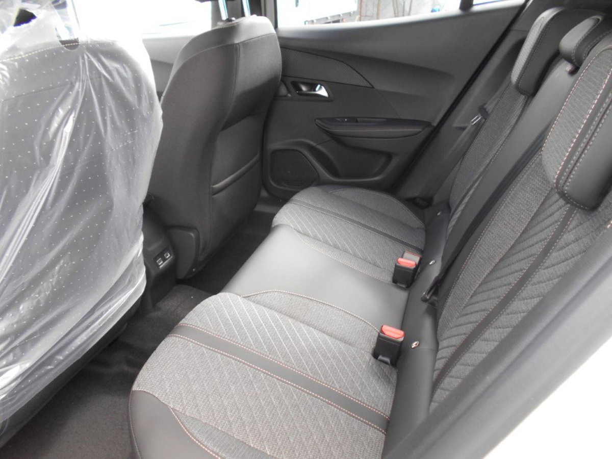 Peugeot 2008 PureTech 100 S&S Allure (17)