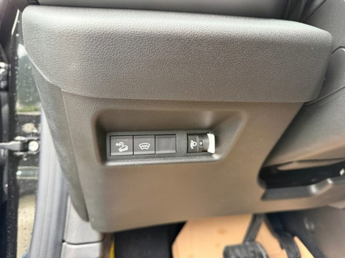 Jeep Avenger 1.2 turbo e-hybrid mhev Upland 4xe 145cv edct6 (10)
