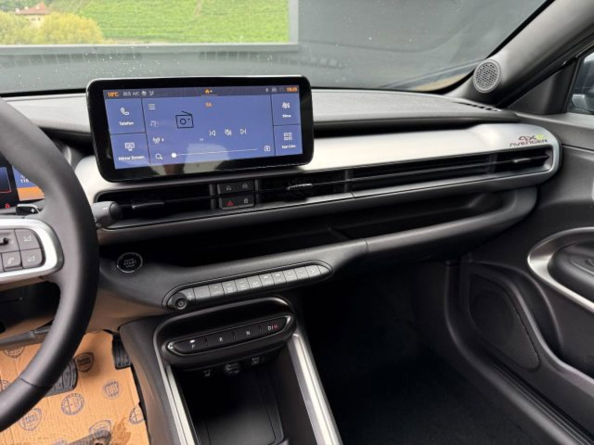 Jeep Avenger 1.2 turbo e-hybrid mhev Upland 4xe 145cv edct6 (8)