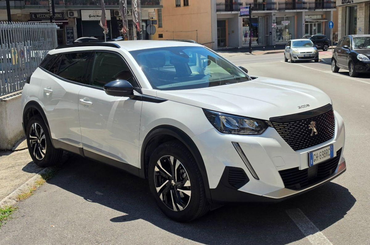 Peugeot 2008 BlueHDi 110 S&S Allure (2)
