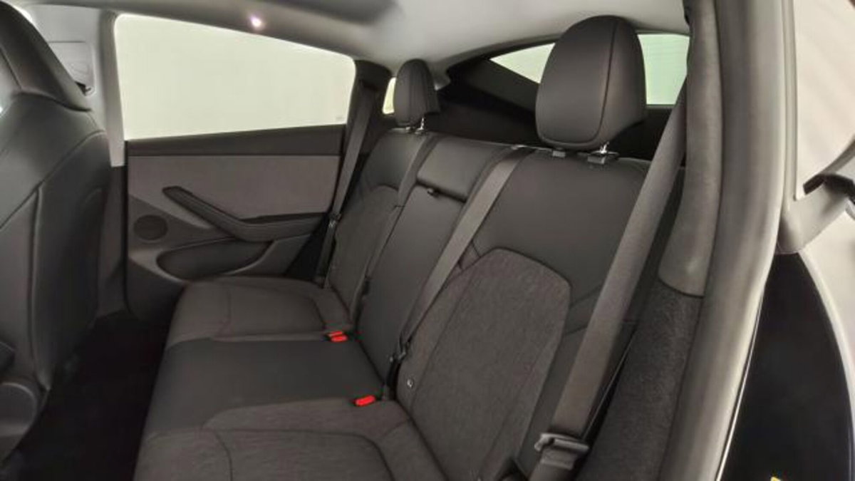Tesla Model Y Standard Range rwd (14)