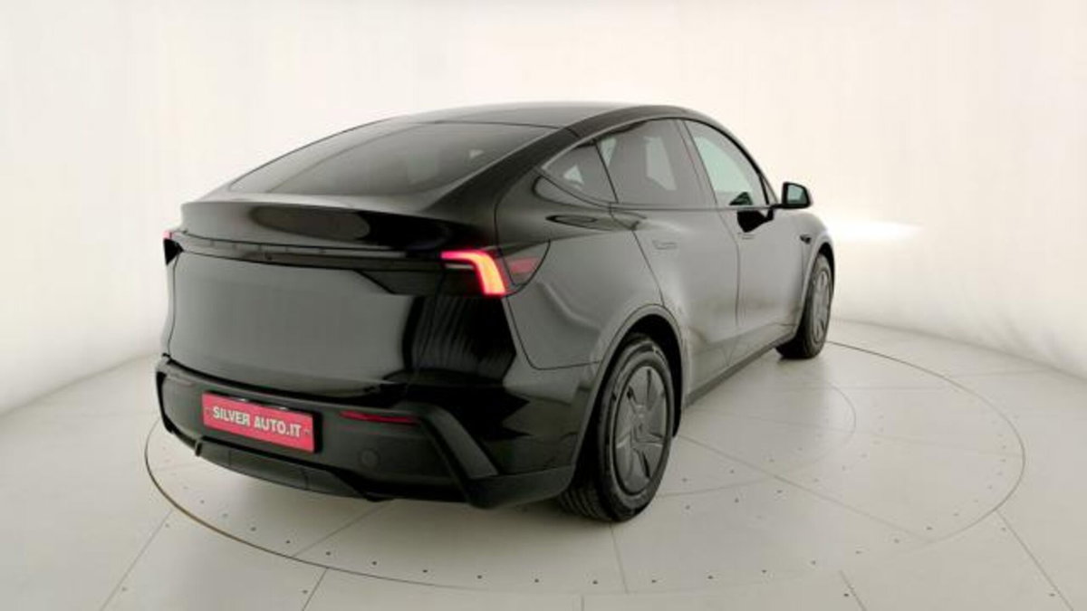 Tesla Model Y Standard Range rwd (7)