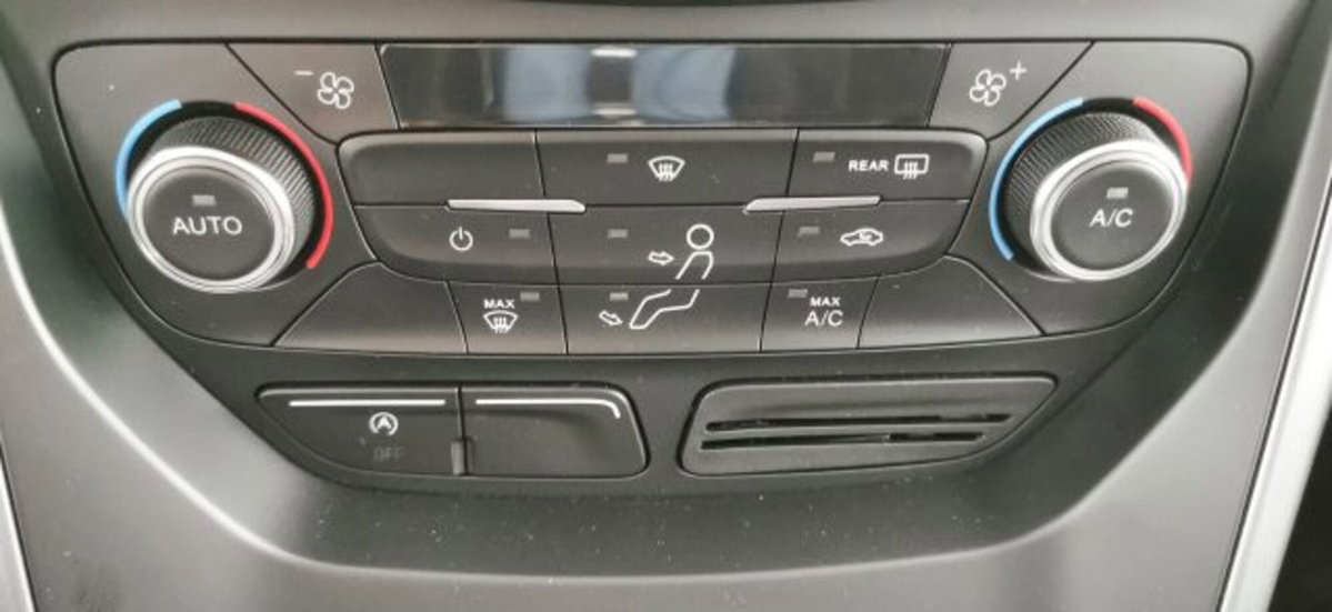 Ford Kuga 1.5 TDCI 120 CV S&S 2WD Titanium (12)
