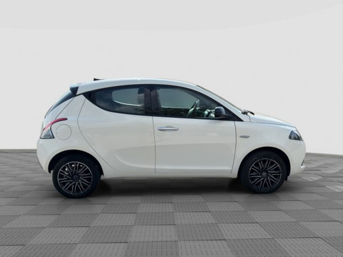 Lancia Ypsilon 1.0 FireFly 5 porte S&S Hybrid Gold Plus (6)