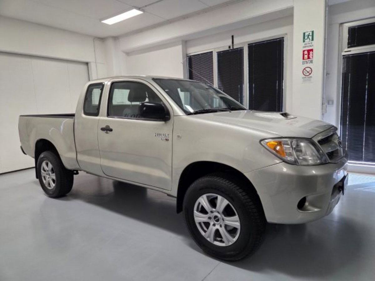 Toyota Hilux 2.5 D-4D 4WD 2p. Extra Cab DLX (3)