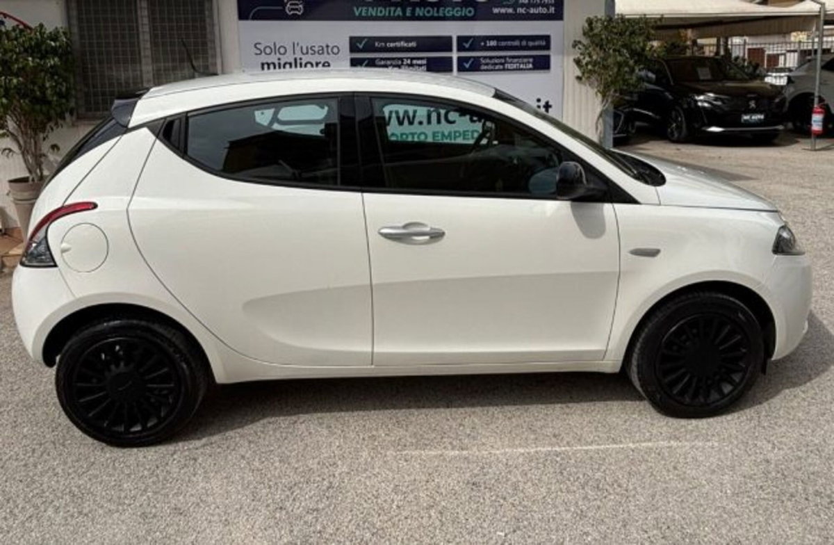 Lancia Ypsilon 1.0 FireFly 5 porte S&S Hybrid Silver Plus (2)