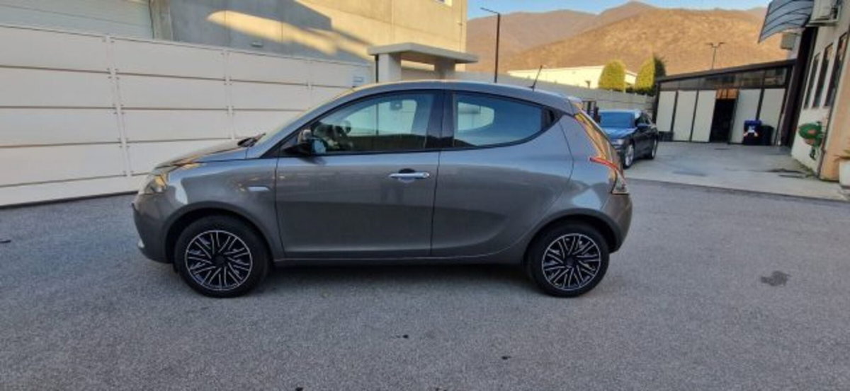 Lancia Ypsilon 1.0 FireFly 5 porte S&S Hybrid Ecochic Gold (2)