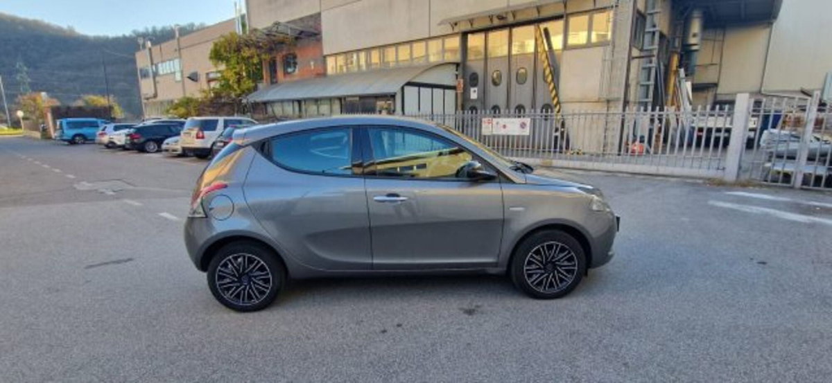Lancia Ypsilon 1.0 FireFly 5 porte S&S Hybrid Ecochic Gold (4)