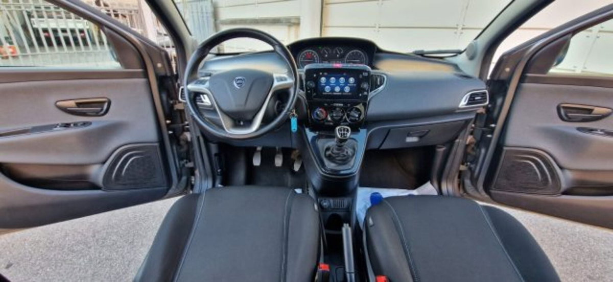 Lancia Ypsilon 1.0 FireFly 5 porte S&S Hybrid Ecochic Gold (8)