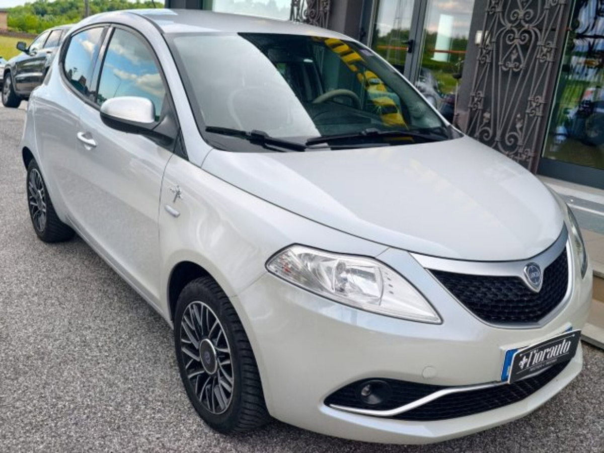 Lancia Ypsilon 1.2 69 CV 5 porte Mya (2)