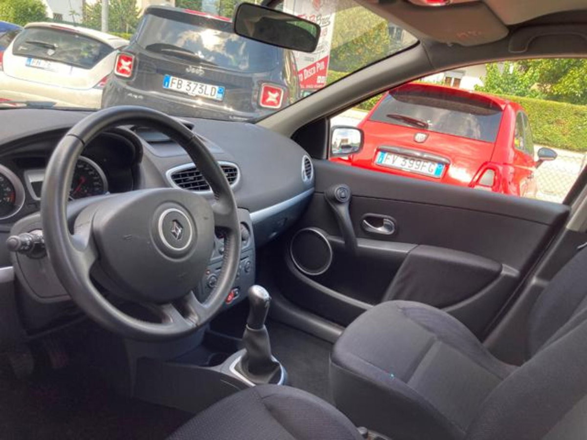 Renault Clio 1.4 16V 5 porte Dynamique (9)