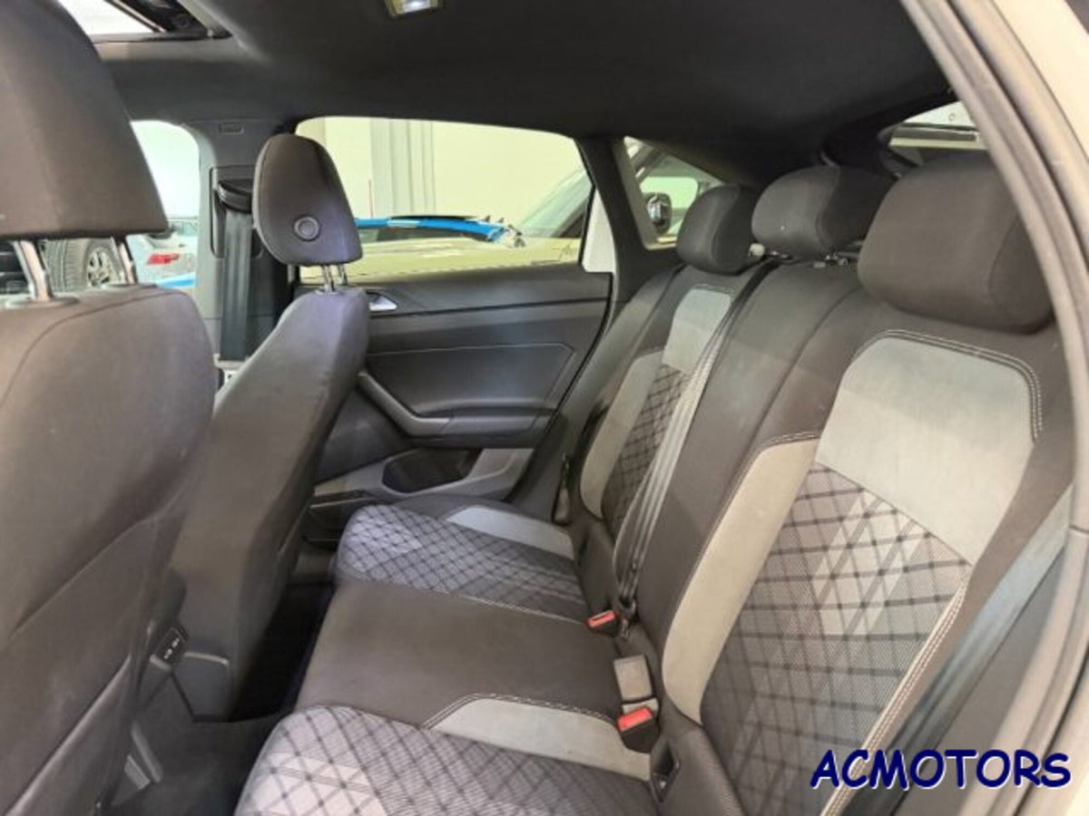 Volkswagen Taigo 1.0 TSI 110 CV DSG R-Line (10)