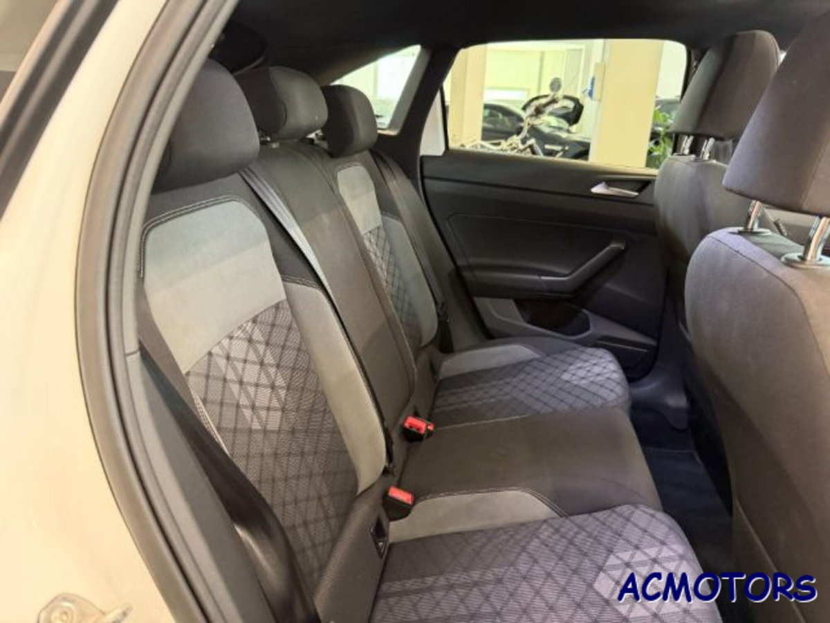 Volkswagen Taigo 1.0 TSI 110 CV DSG R-Line (12)