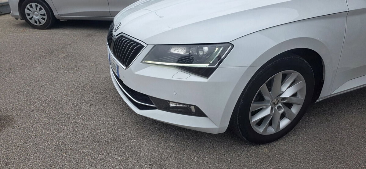 Skoda Superb Station Wagon 1.6 TDI DSG Wagon Ambition (2)