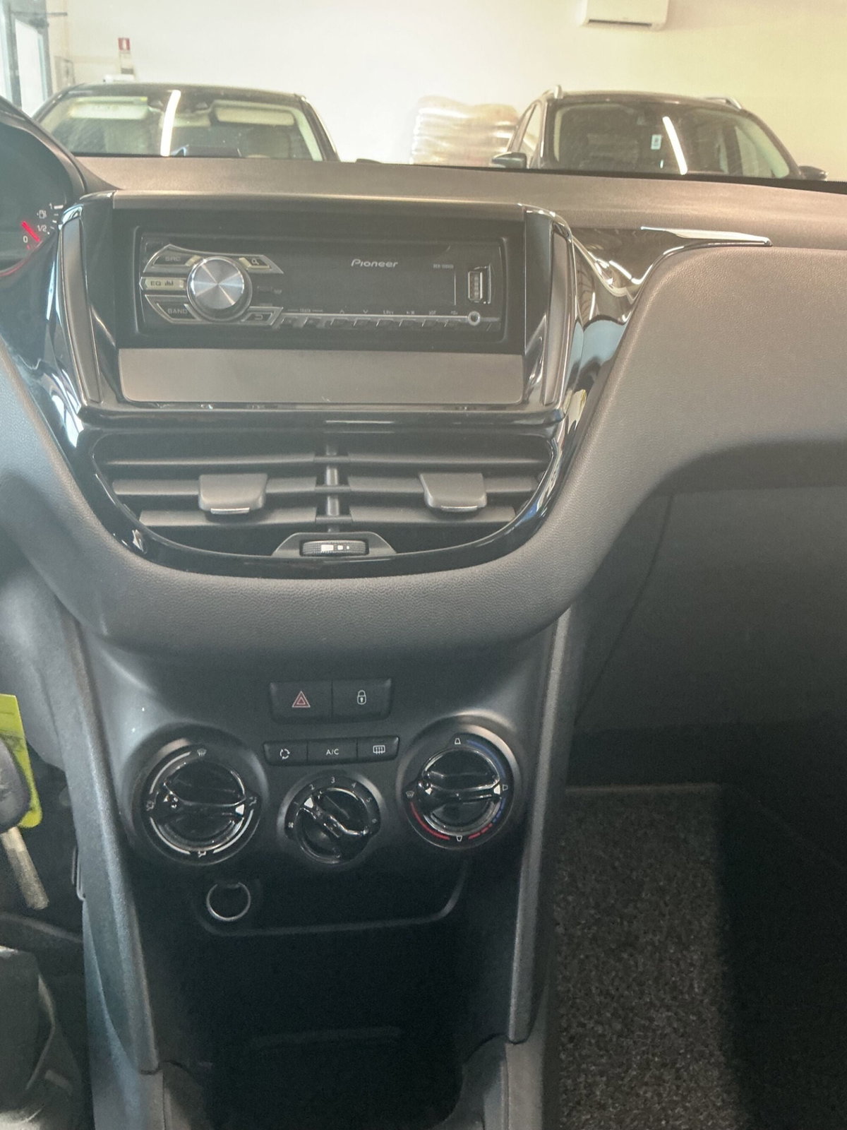 Peugeot 208 VTi 82 CV 5 porte Active (16)