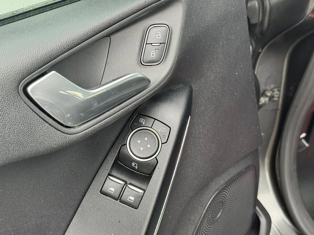Ford Fiesta 1.5 TDCi 5 porte Vignale (19)