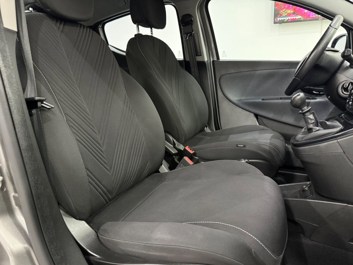 Lancia Ypsilon 1.0 FireFly 5 porte S&S Hybrid Ecochic Gold (19)