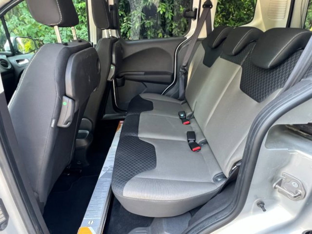 Ford Tourneo Courier 1.5 TDCI 75 CV Titanium (10)
