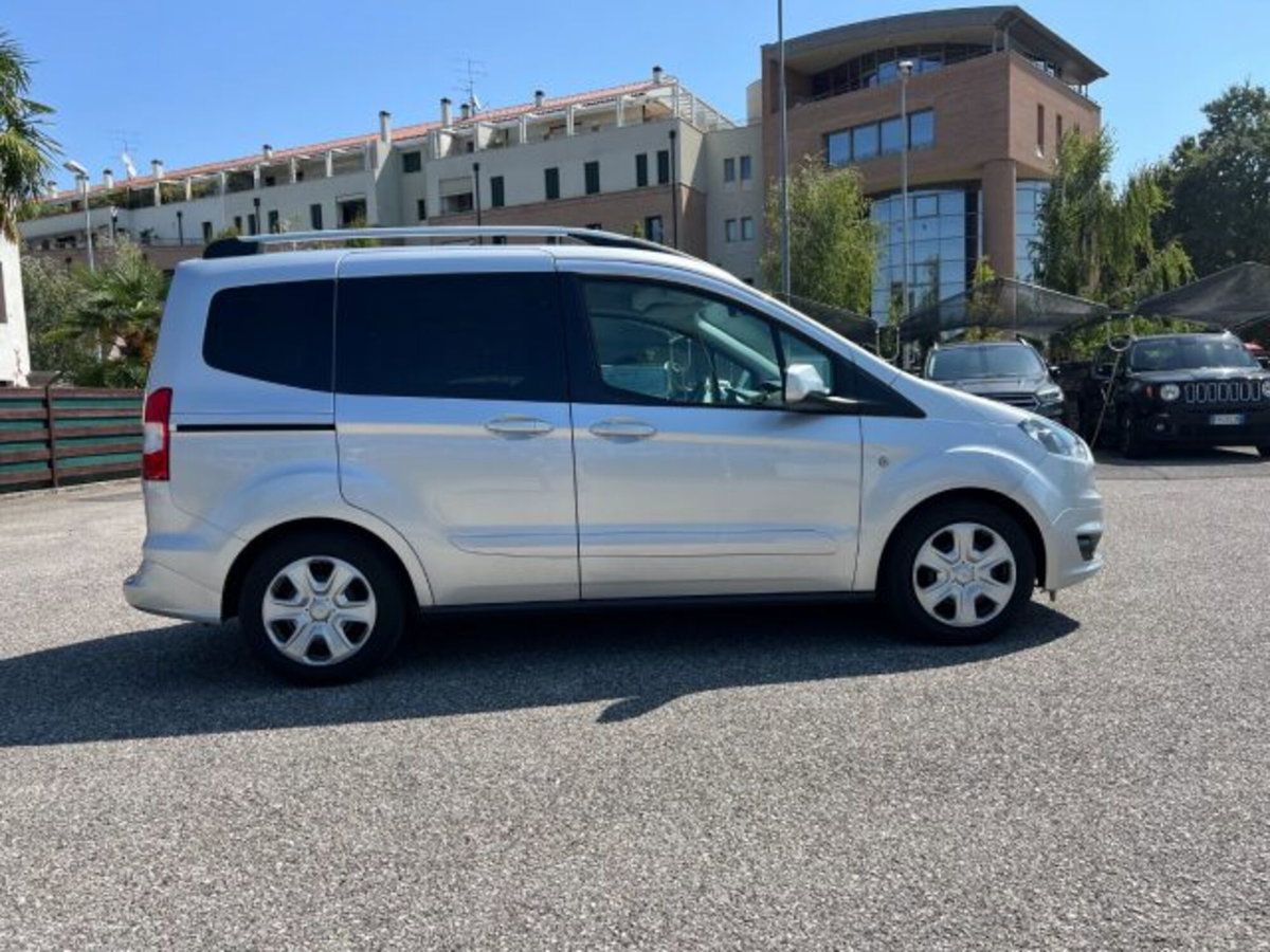Ford Tourneo Courier 1.5 TDCI 75 CV Titanium (8)